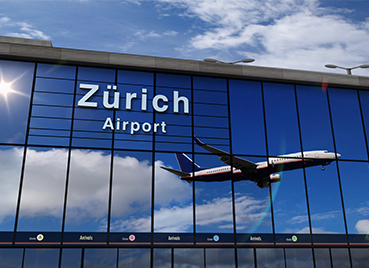 Flughafen Zürich Außenansicht eines Terminals am Flughafen in Zürich mit dem Logo Zürich Airport und einem startenden Flugzeug, das sich in der Fassade spiegelt