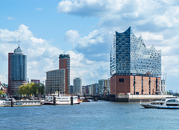 Hamburger Speicherstadt und Hafen-City mit Elbphilharmonie, im Vordergrund die Elbe mit Schiffen