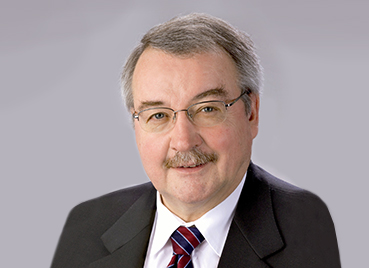Portrait Herbert Boll, ehemaliger Geschäftsführer von Streck Transport mit Brille und Krawatte