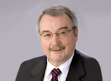 Herbert Boll Portrait Herbert Boll, ehemaliger Geschäftsführer von Streck Transport mit Brille und Krawatte