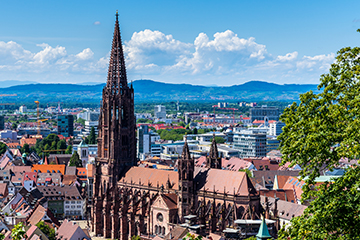 Blick vom Schlossberg auf die Altstadt von Freiburg mit dem Münster, im Hintergrund der Kaiserstuhl