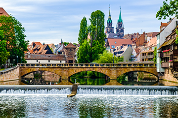 Blick auf die Altstadt von Nürnberg, im Vordergrund eine Brücke über die Pegnitz