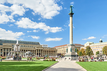 Blick auf den Schlossgarten in Stuttgart bei schönem Wetter mit vielen Menschen